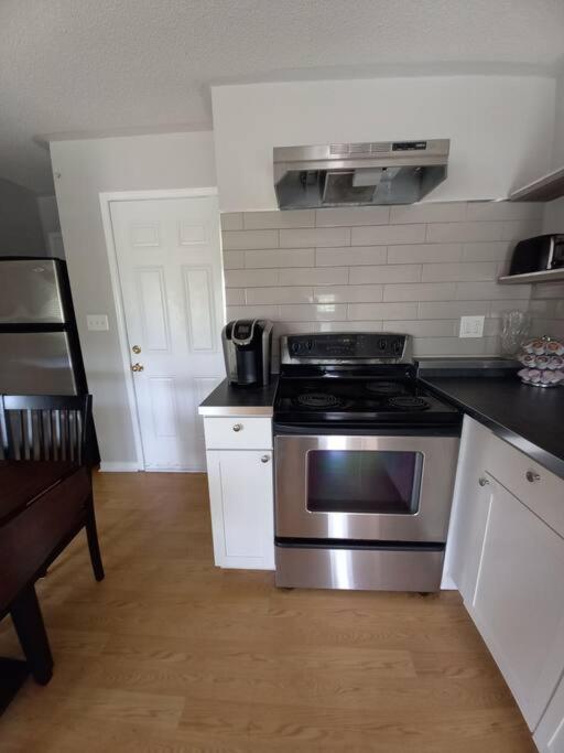 Adorable Private Suite In Ajax, Unique 2 Story 外观 照片